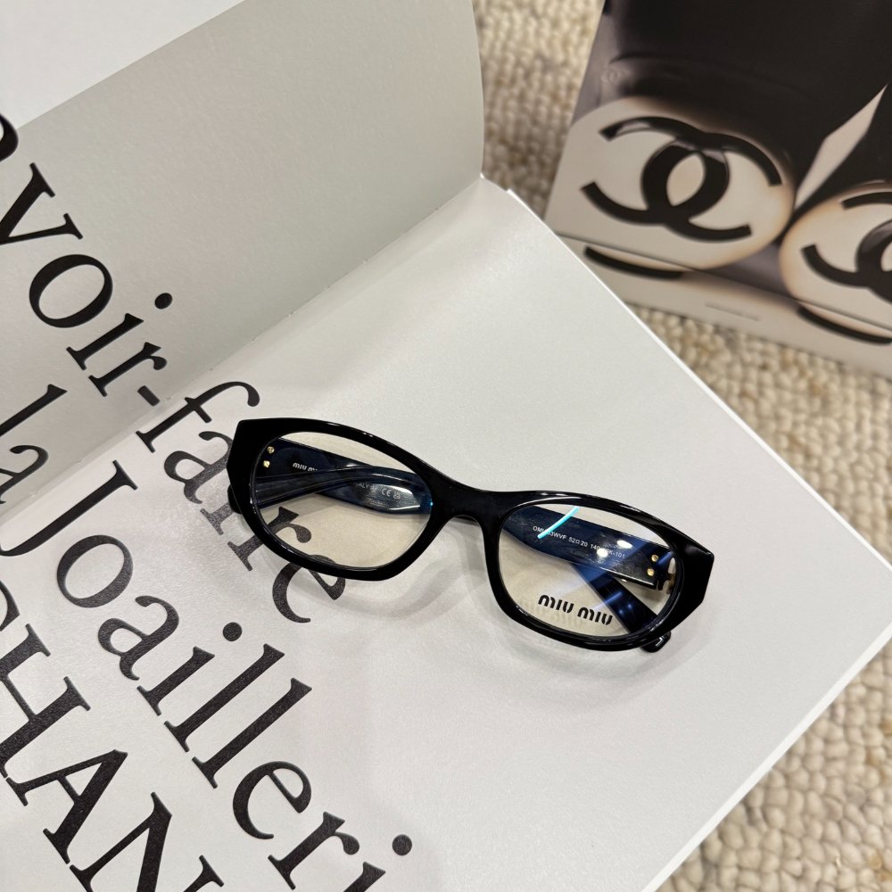 MiuMiu full-frame optical glasses with elegant polygonal design, made of board material, are stylish and casual. Model: 0MU03WVF
