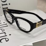 MiuMiu full-frame optical glasses with elegant polygonal design, made of board material, are stylish and casual. Model: 0MU03WVF