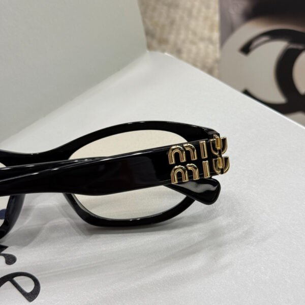 MiuMiu full-frame optical glasses with elegant polygonal design, made of board material, are stylish and casual. Model: 0MU03WVF